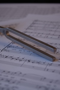 Stimmgabel auf Chorsatz